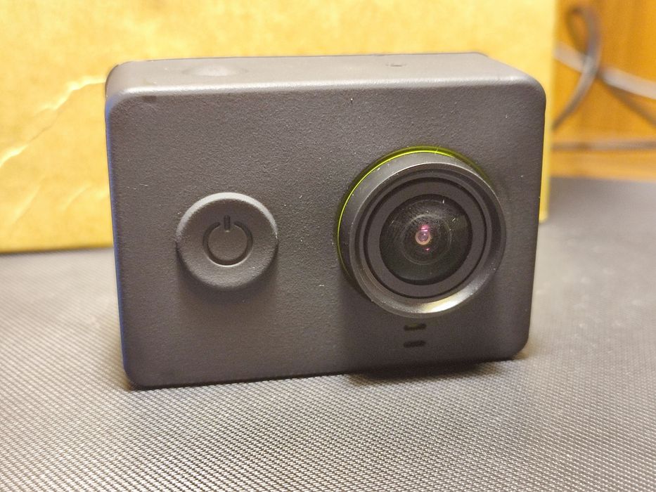 Продам екшен камеру yi action camera