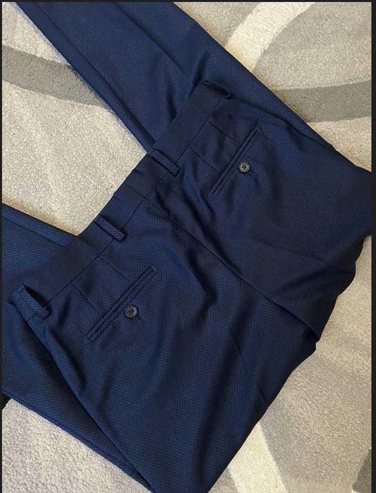 Класичний костюм, синього кольору. Метелик у подарунок.