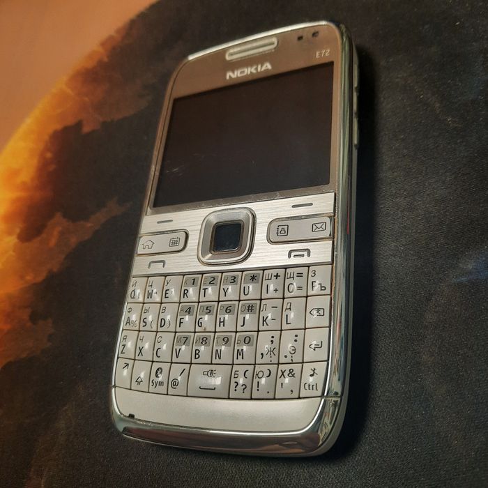 Телефон Nokia e72