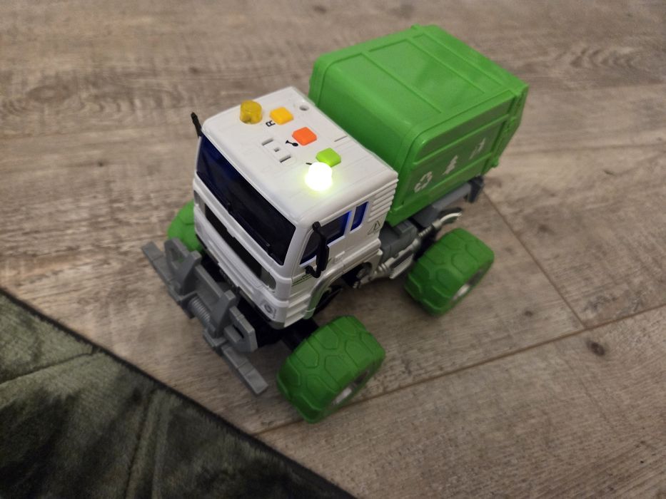 Samochod transporter i monster śmieciarka