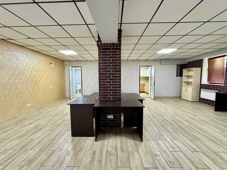 Продаж офісного приміщення з ремонтом,вул. Моссаковського