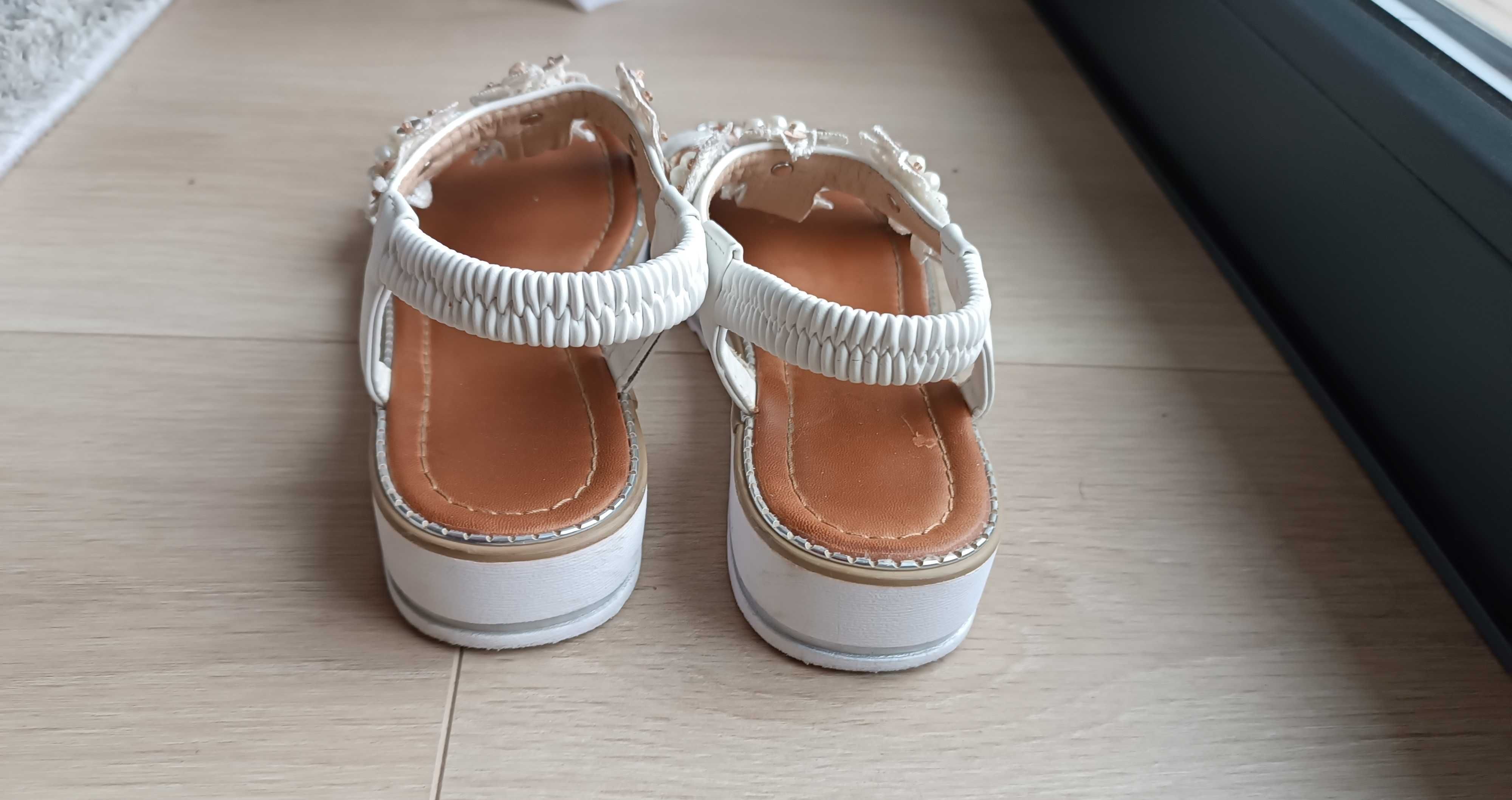 Białe sandały dziewczęce rozmiar 35, eleganckie ładnie zdobione
