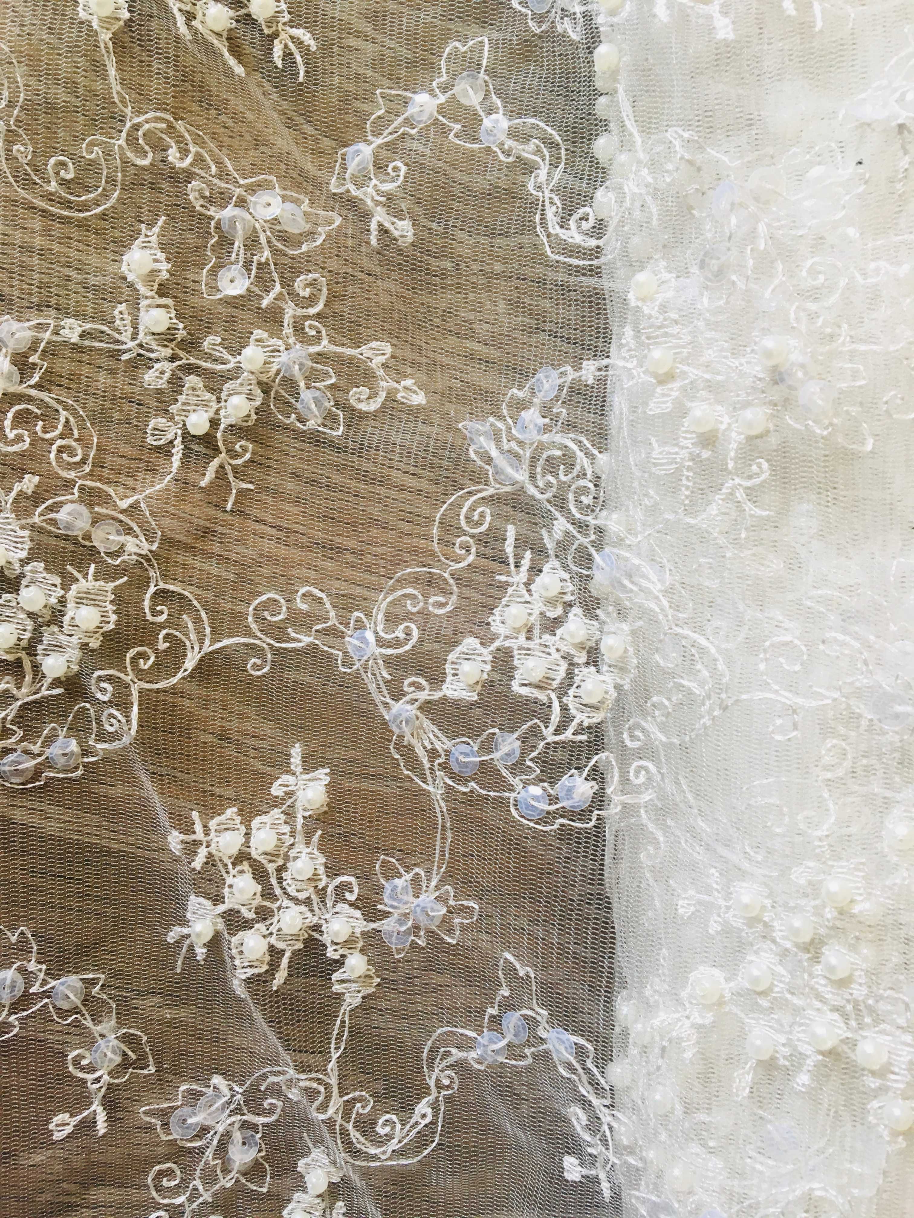 Piękny tiul haftowany z perełkami i cekinami w kolorze białym