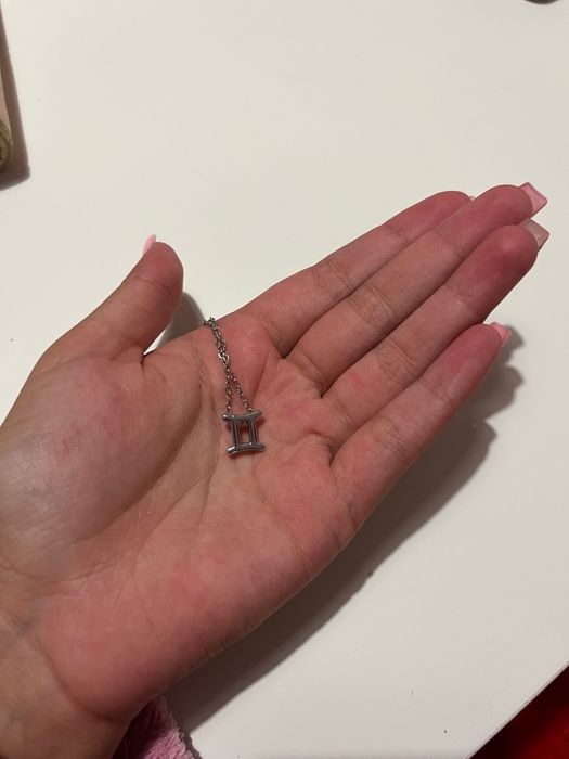 Colar de senhora estiloso nunca usado bonito de signo gemios