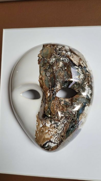 Maska ceramiczna malowana ręcznie oprawiona w ramy- obraz