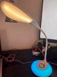 Lampka biurkowa LED RGB z dotykowym panelem – wielokolorowa podstawka