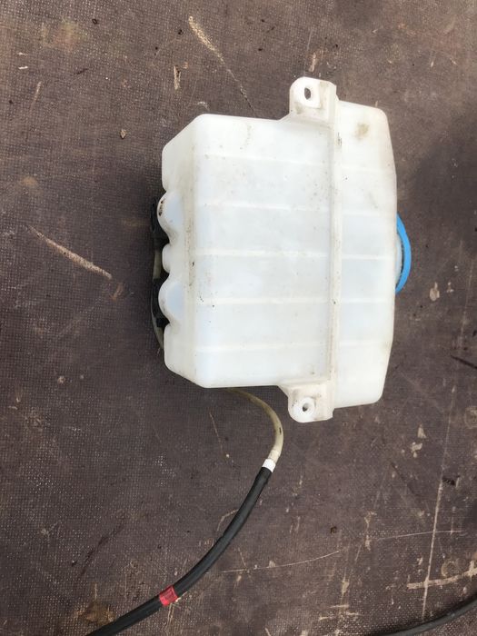 Suzuki jimny zbiorniczek spryskiwaczy