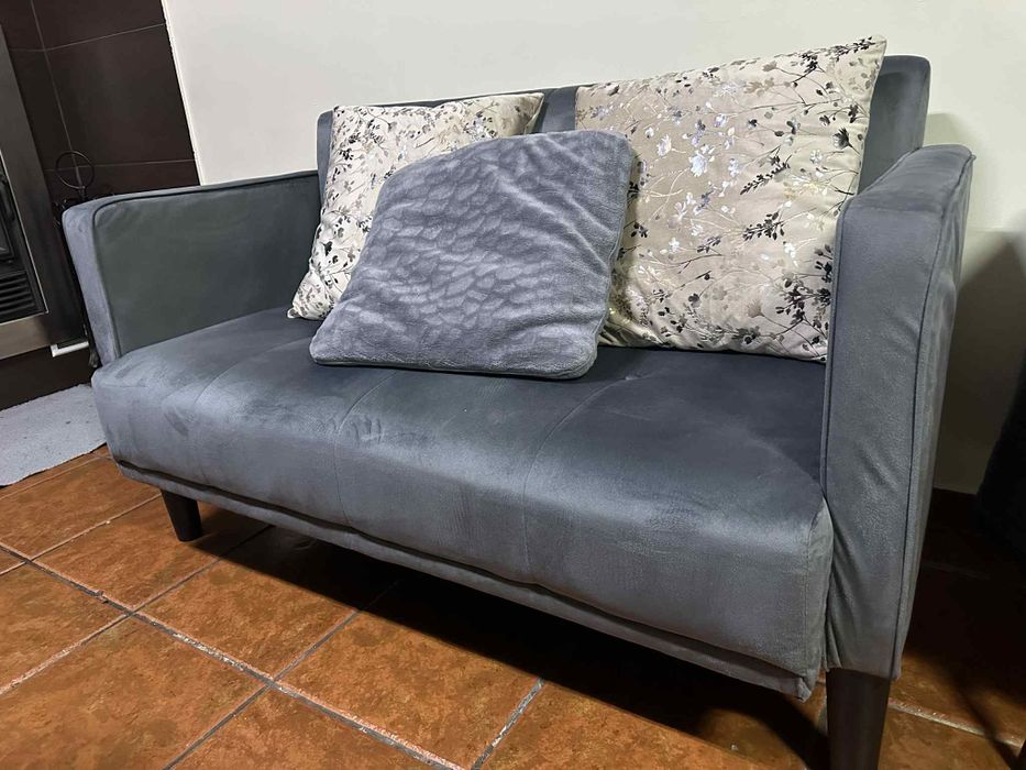 Sofá de 2 lugares em veludo