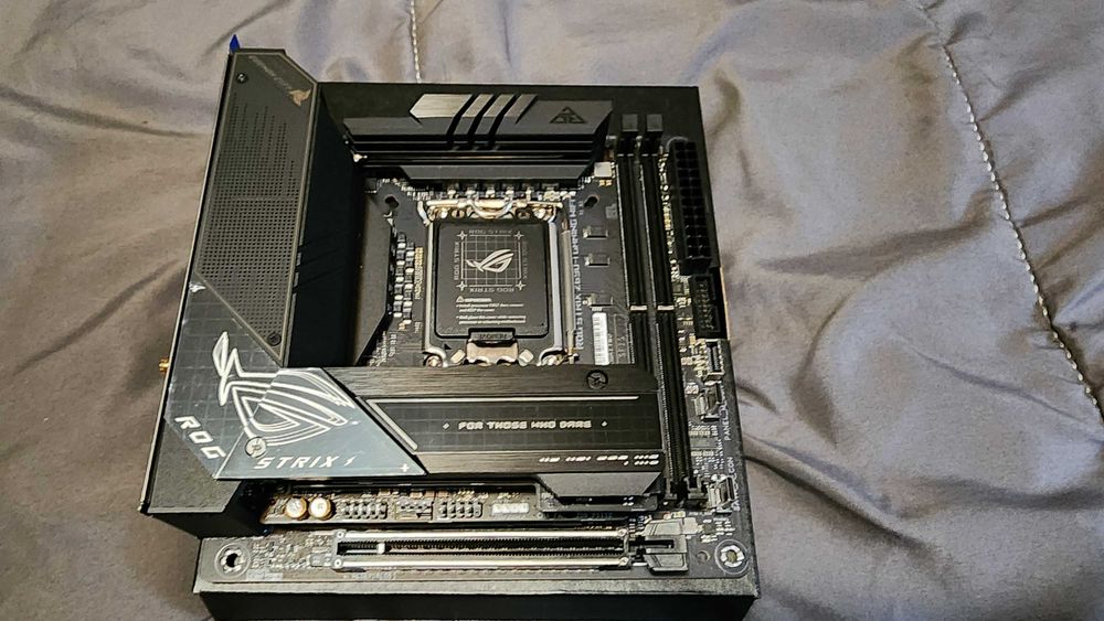 Asus Z690i ITX материнська плата для Intel 1700