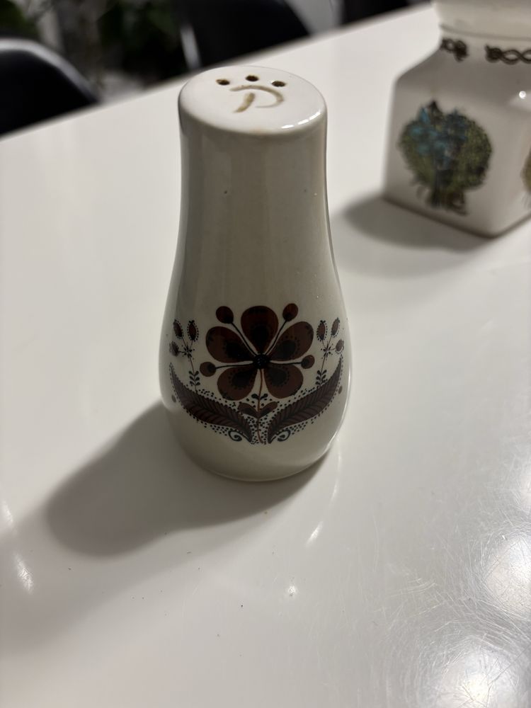 Porcelanowe pieprznik, solniczki