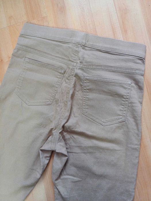 Beżowe szorty jegginsy damskie M&S rozmiar M z materiału na lato