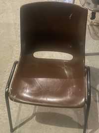 Cadeira com acento plástico usada