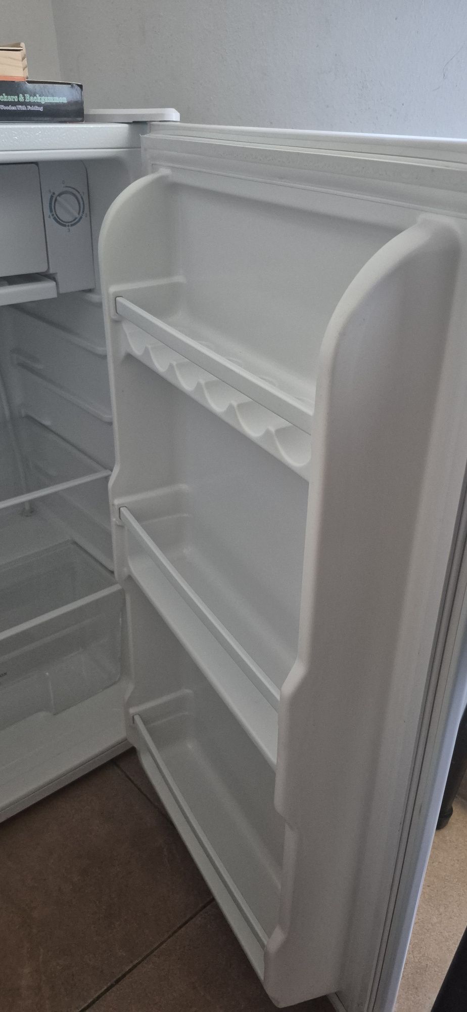Mini Frigorífico de Mesa: Compacto e Eficiente!