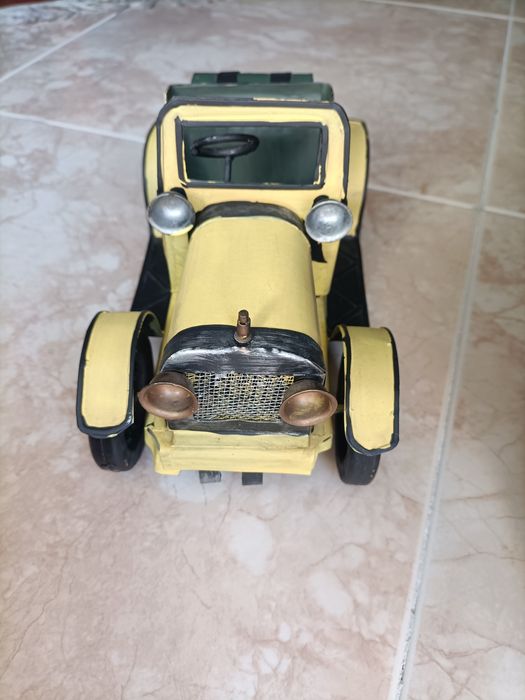 Carro em metal amarelo