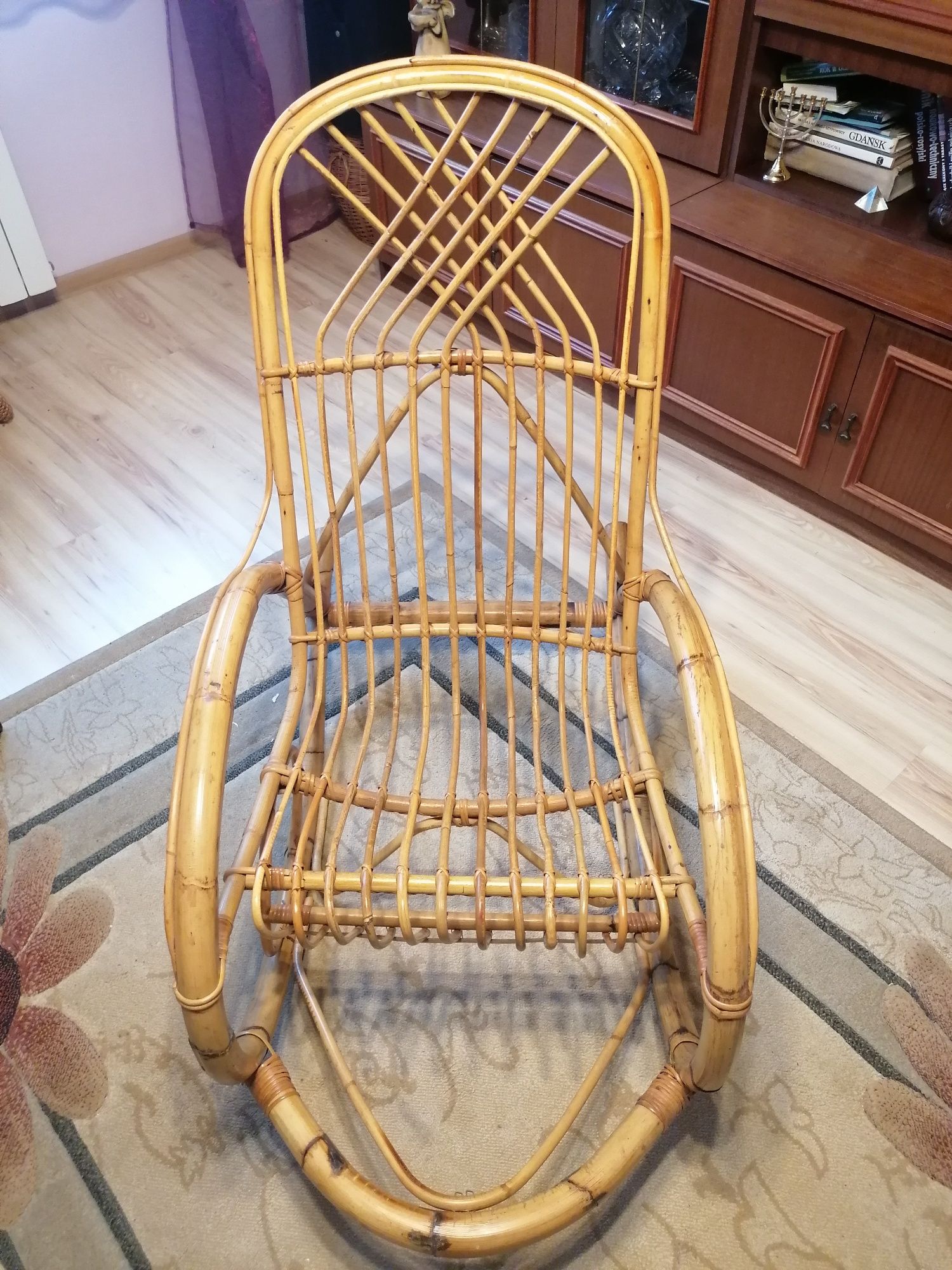 Fotel bujany z rattanu