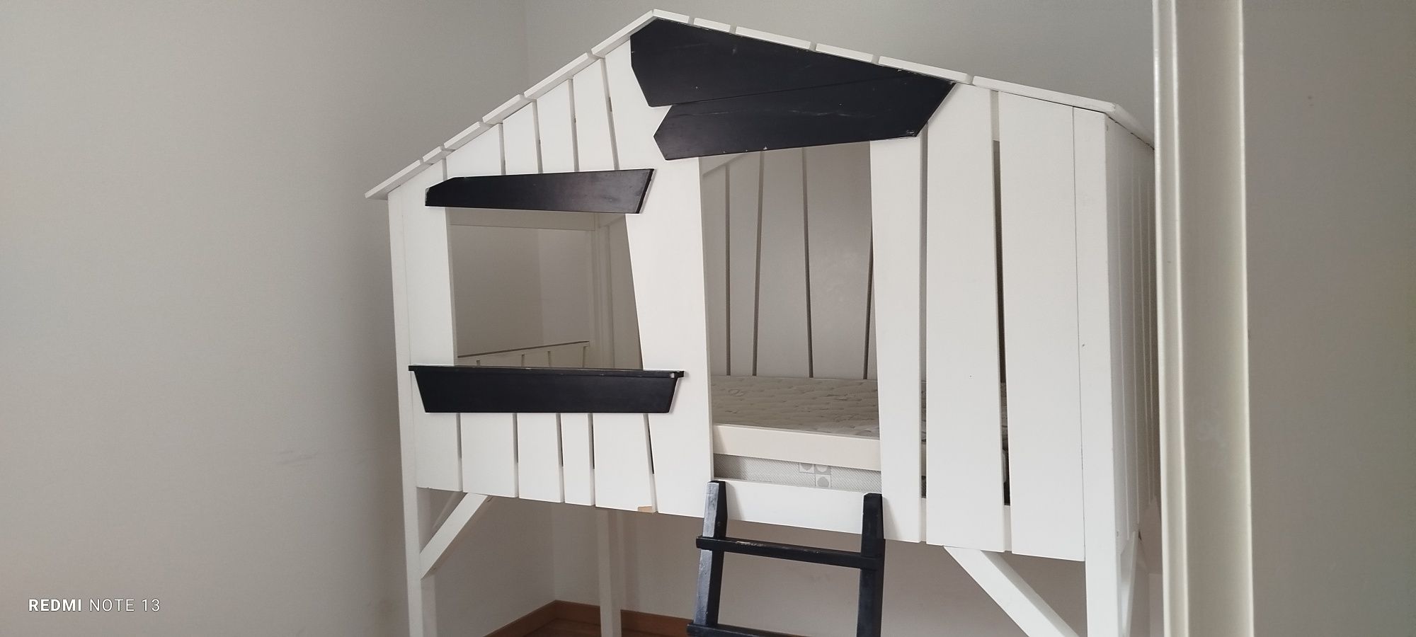 Cama/casa de criança com colchão sem manchas