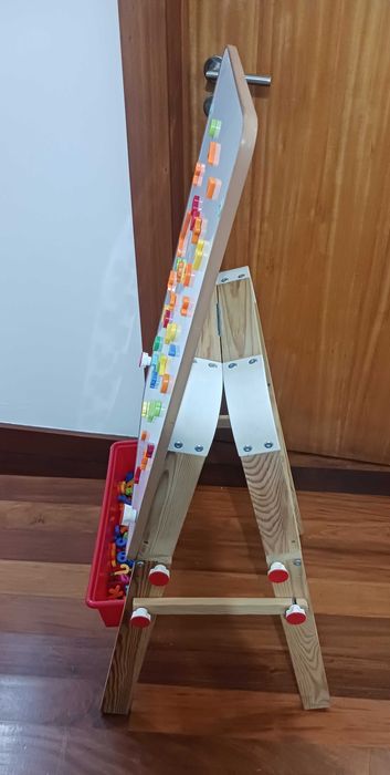 Cavalete infantil com quadro de ardósia/magnético