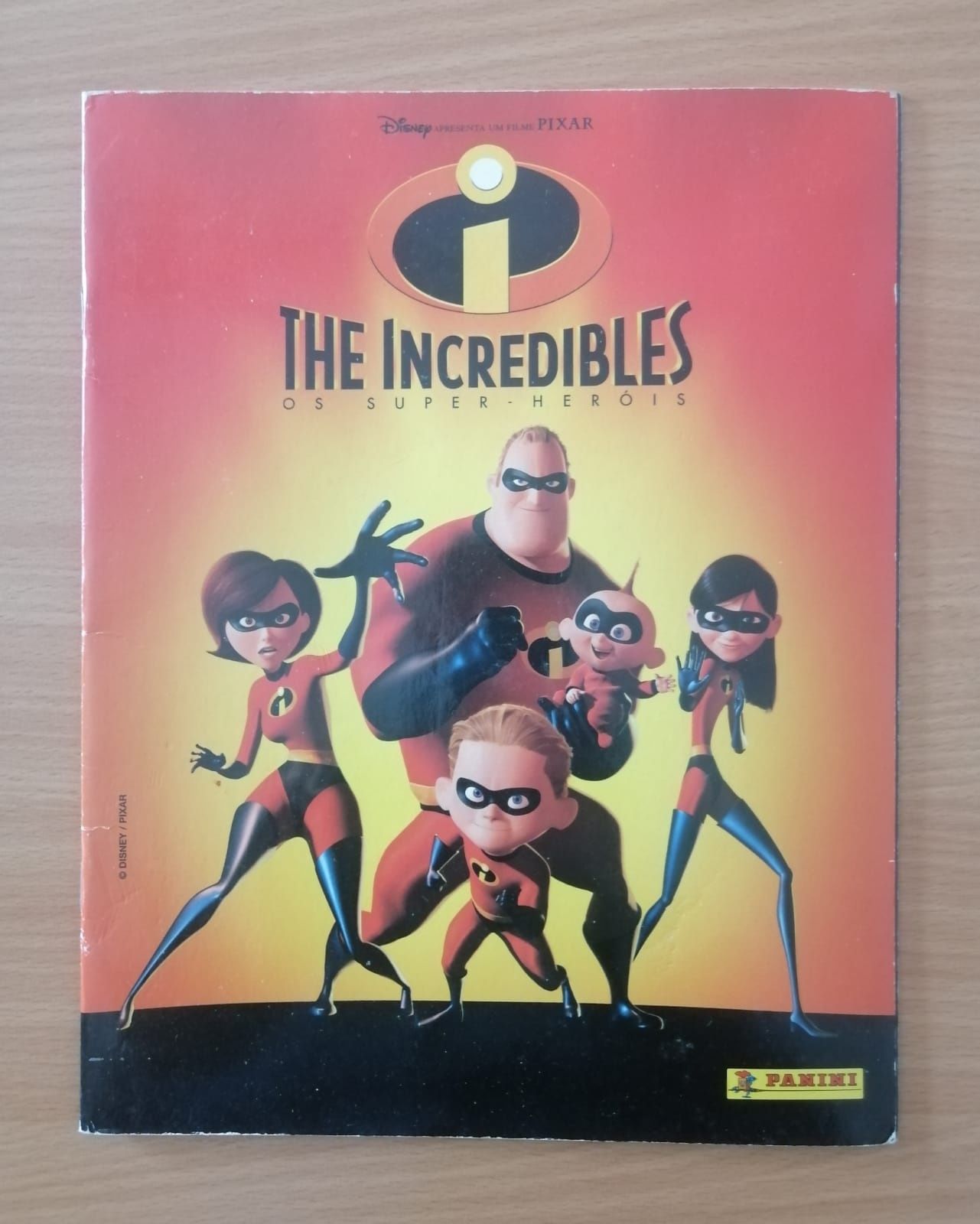 Caderneta cromos dos Incredibles os super heróis da Disney Pixar vazia