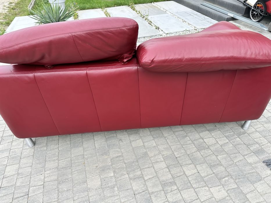 Czerwona kanapa skorzana 2 osobowa