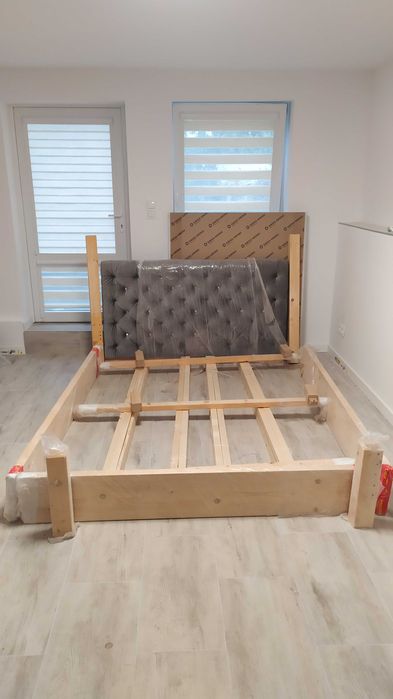 Łóżko drewniane z zagłówkiem tapicerowanym sprzedam