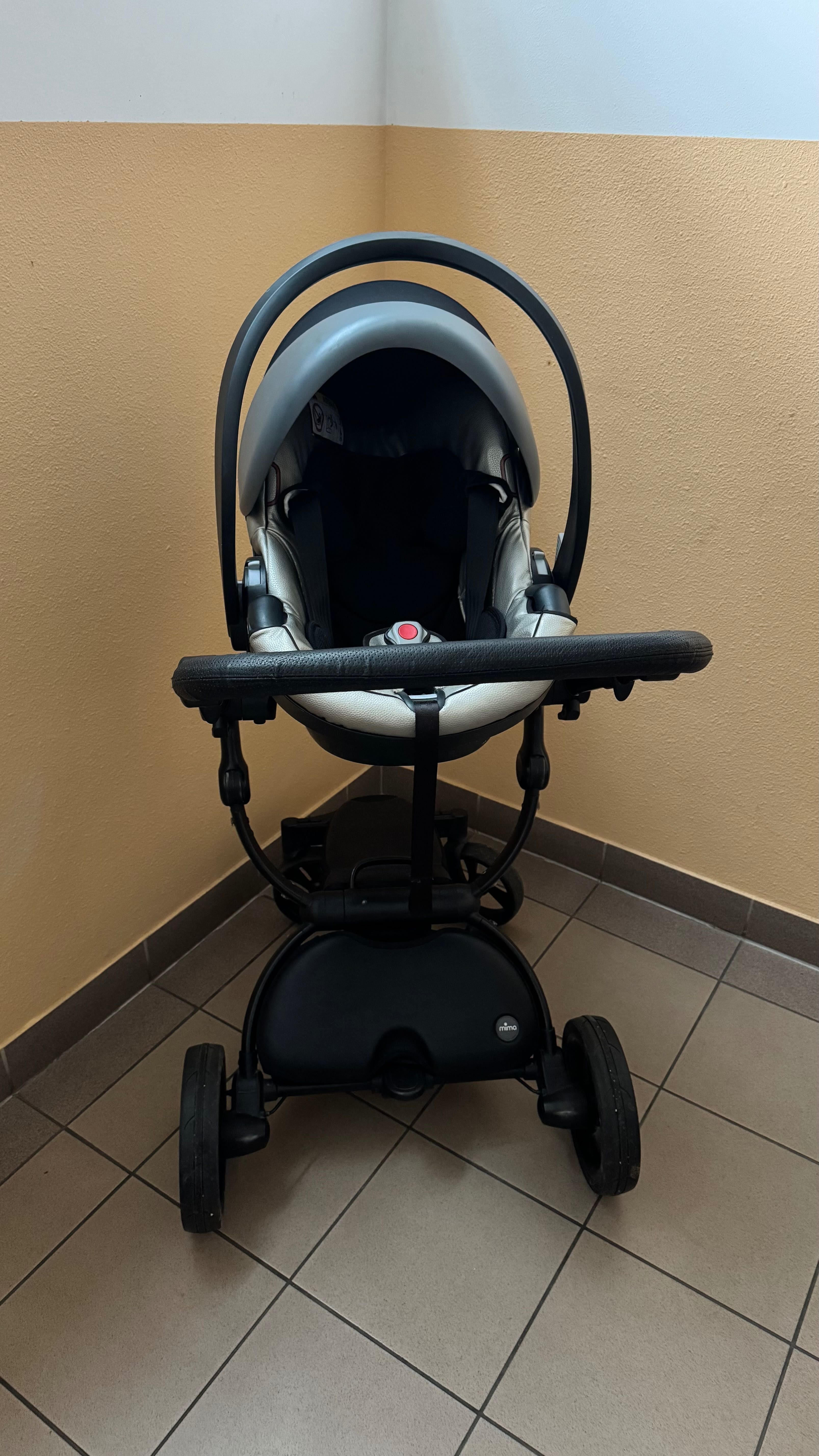 wózek gondola Mima Xari + fotelik samochodowy BeSafe z bazą Isofix