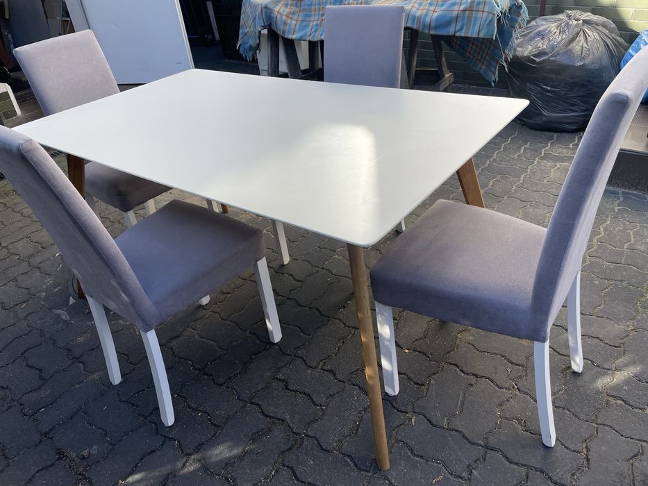 Stół z krzesłami, dowoz