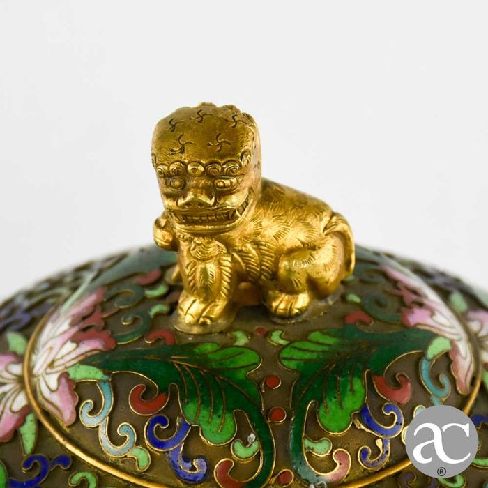 Pote com tampa em Cloisonné em relevo, finais séc. XIX