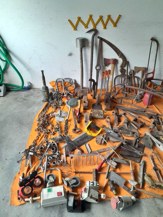 Ferramentas antigas varias e peças para bicicleta .usadas.