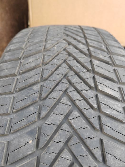 Opony wielosezonowe 225 - 45 - 19 jak nowe