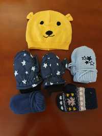 Komplet zimowy czapka i 4 pary rękawiczek chłopiec okolo 2 latka