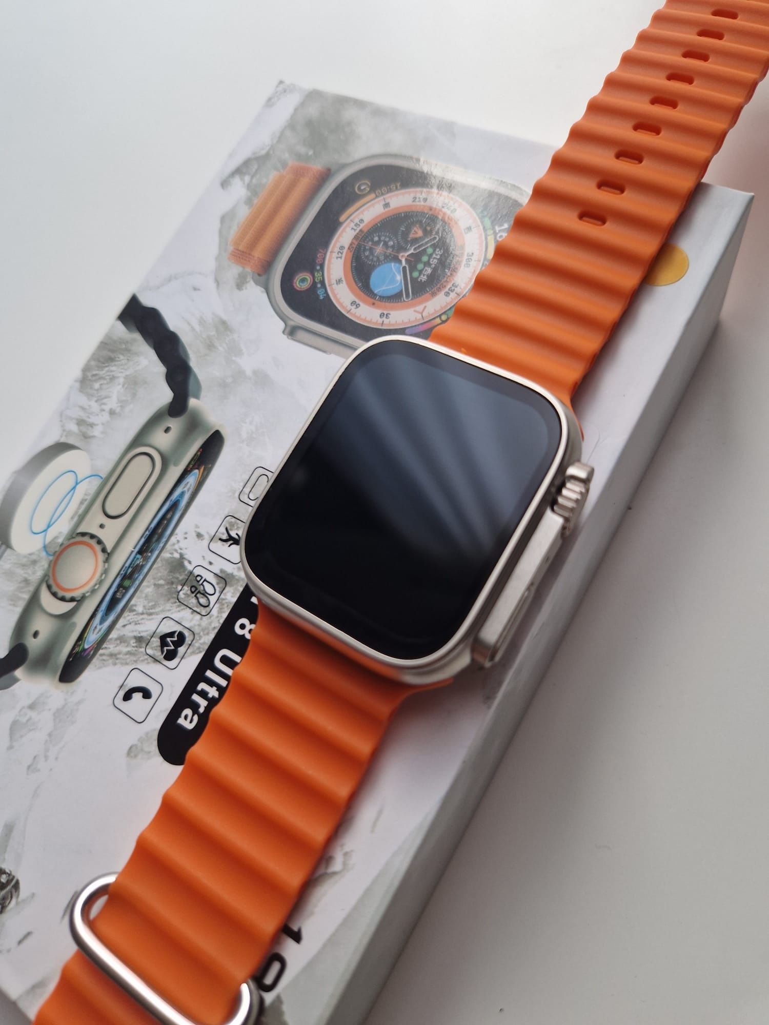 Smartwatch na pomarańczowym pasku