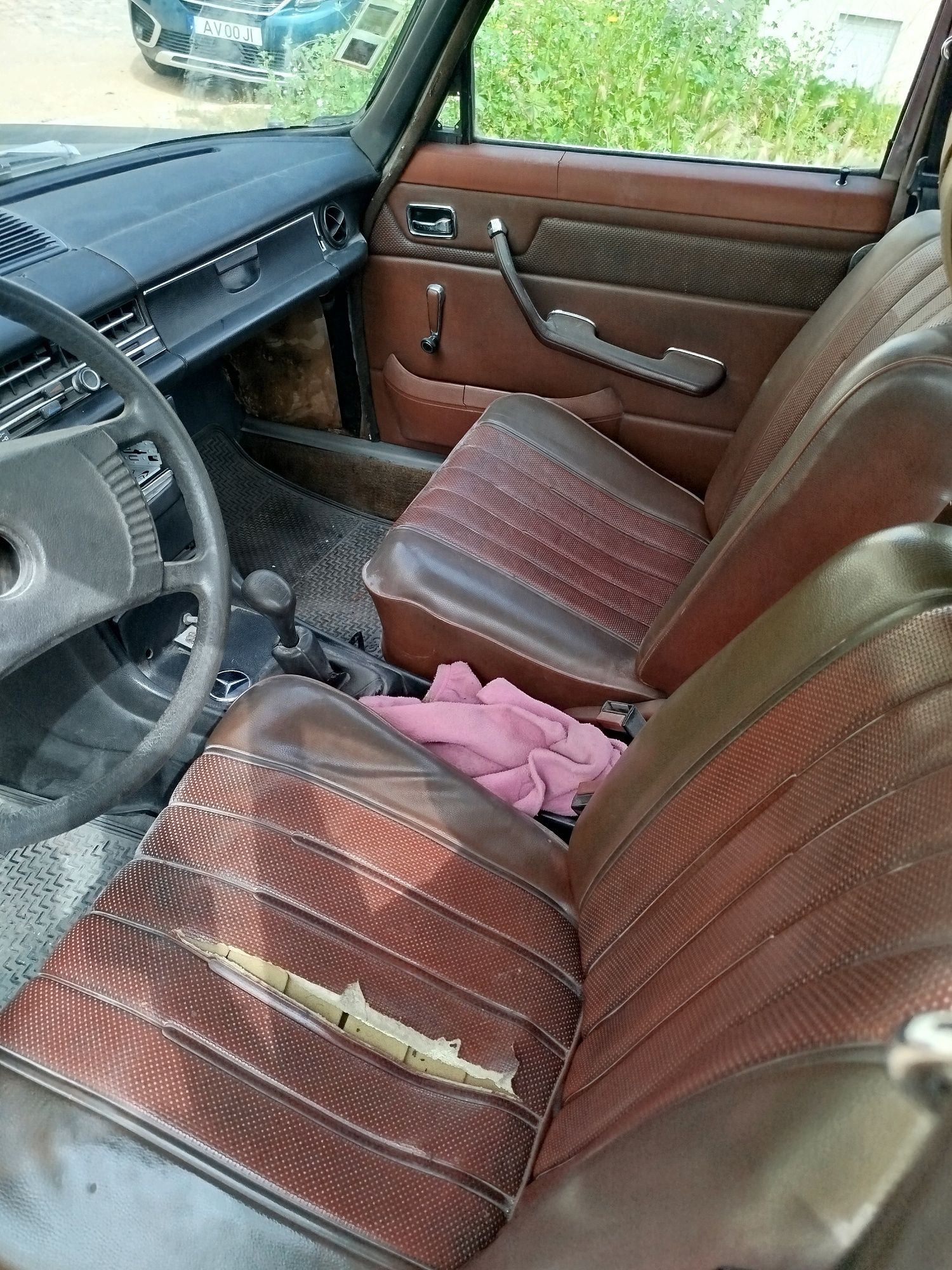 Vendo Mercedes w 115  240 D para restauro ou peças com documentos.