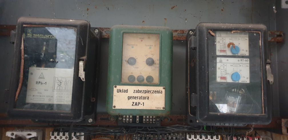Stara szafa elektryczna liczniki