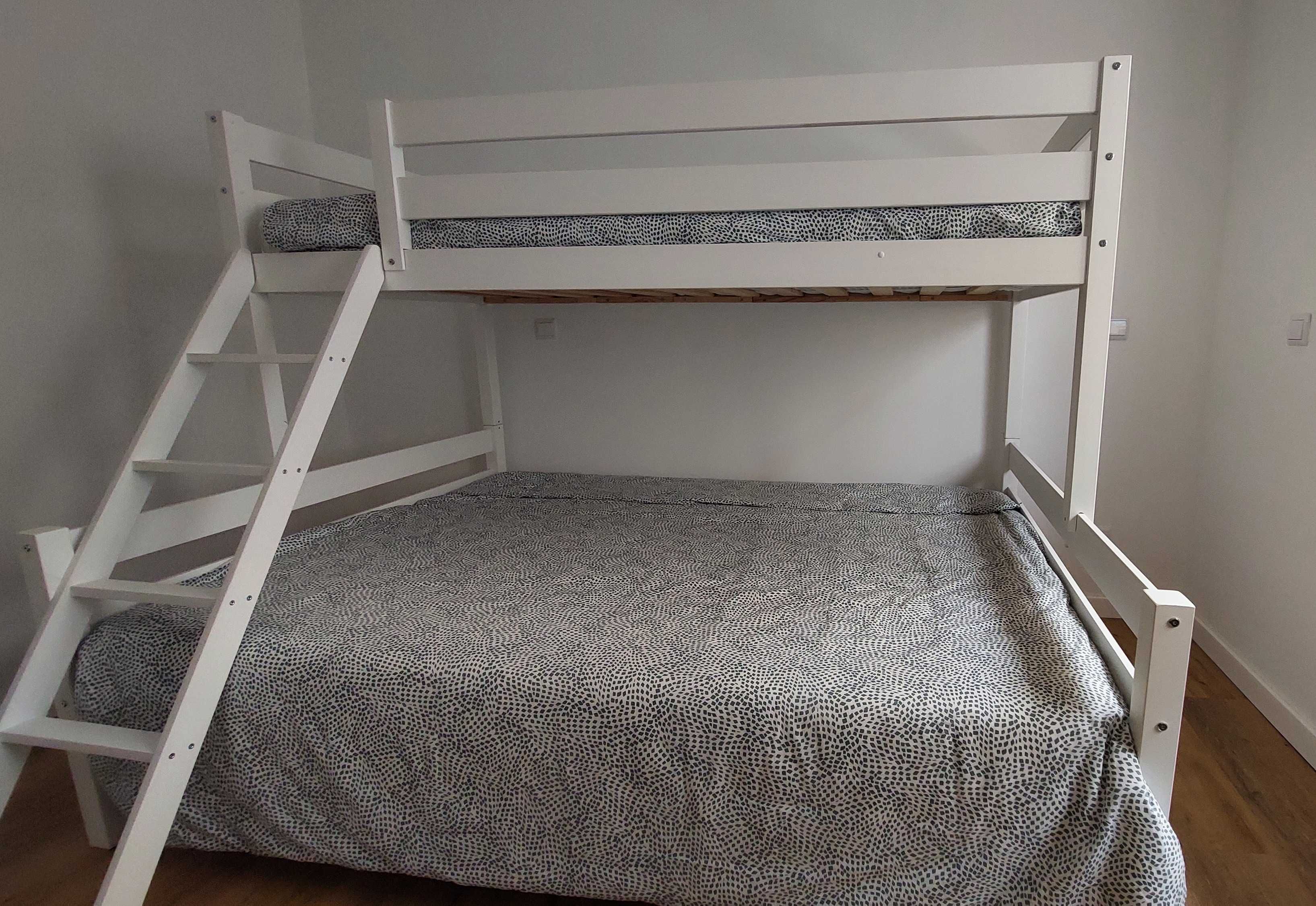 Beliche, com cama de solteiro e de casal (colchões incluídos)