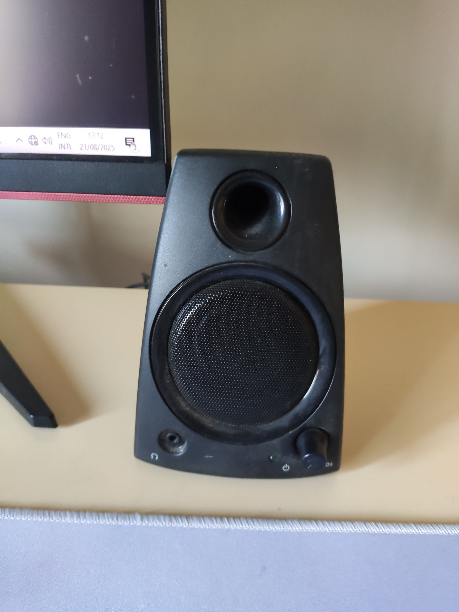 Monitor 24'' 144hz VA, teclado mecânico, rato wireless, colunas, micro