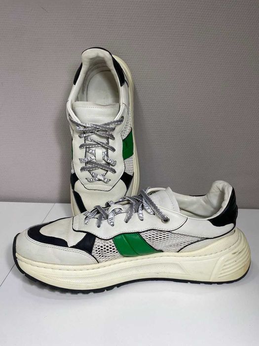 Кросівки Versace, Bottega Veneta, Nike все оригінальне