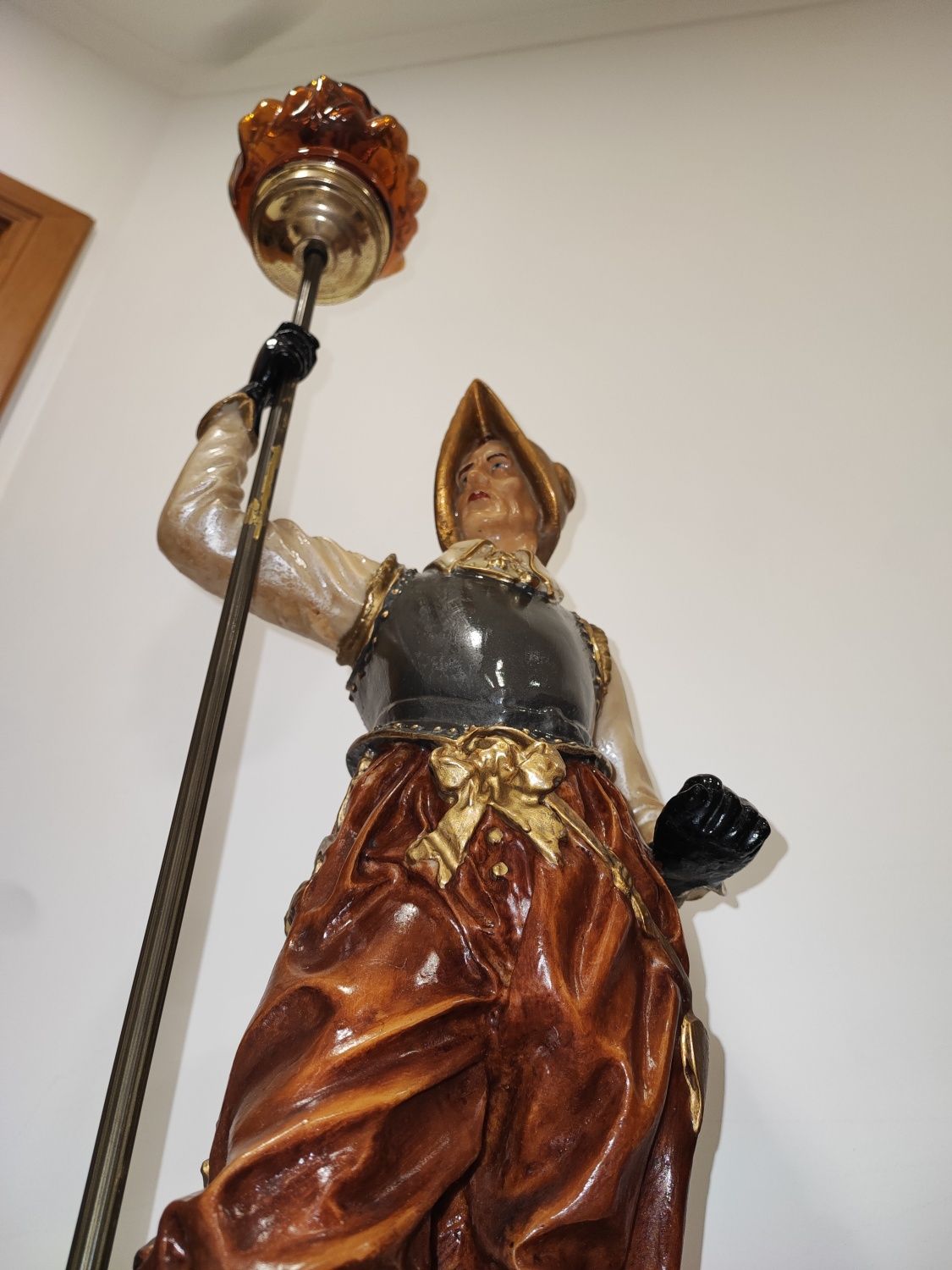 Candeeiro com estátua Huguenot em marfinite pintado a mão
