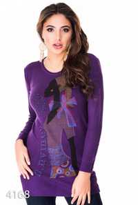 Фиолетовый удлиненный свитер с рисунком и стразами 44-46 р