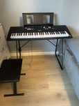 Yamaha Keyboard EZ 220 ze stojakiem statywem na nuty i taboretem