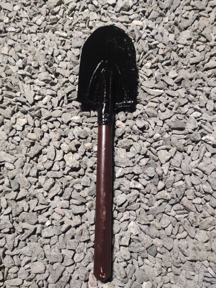 Саперна лопата з дерев'яною ручкою