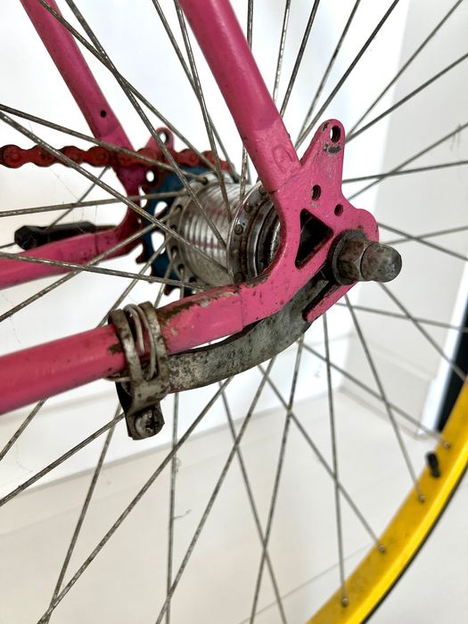 Kolorowy różowy rower single speed torpedo sachs 3.  Nie ostre koło