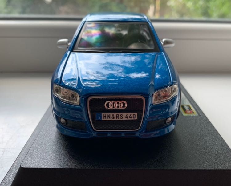 Модель Audi RS4 1/24 Bburago