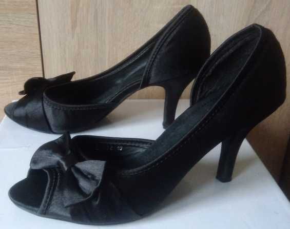 Buty Szpilki Z Odkrytymi Palcami Pin Up Kokardki Czarne r. 40