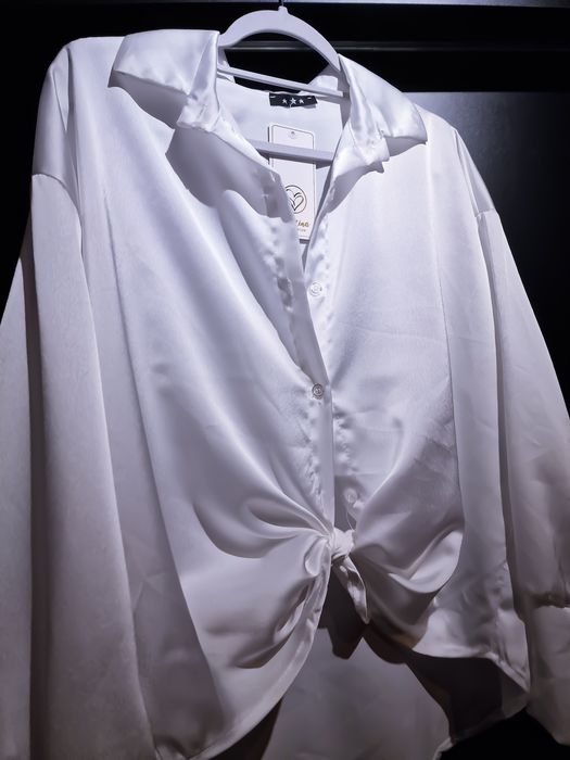 Włoska elegancka bluzka satyna biała koszula uni Nowa