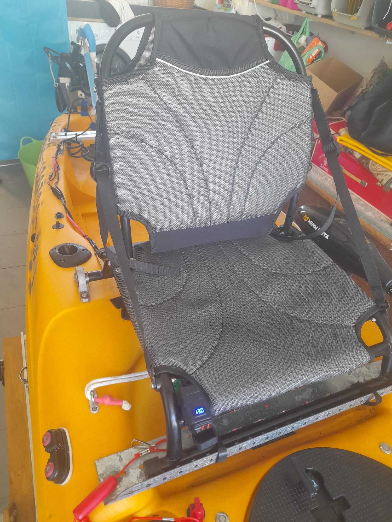 Kayak com motor e atrelado