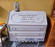 Escrivaninha antiga restaurada de forma contemporânea