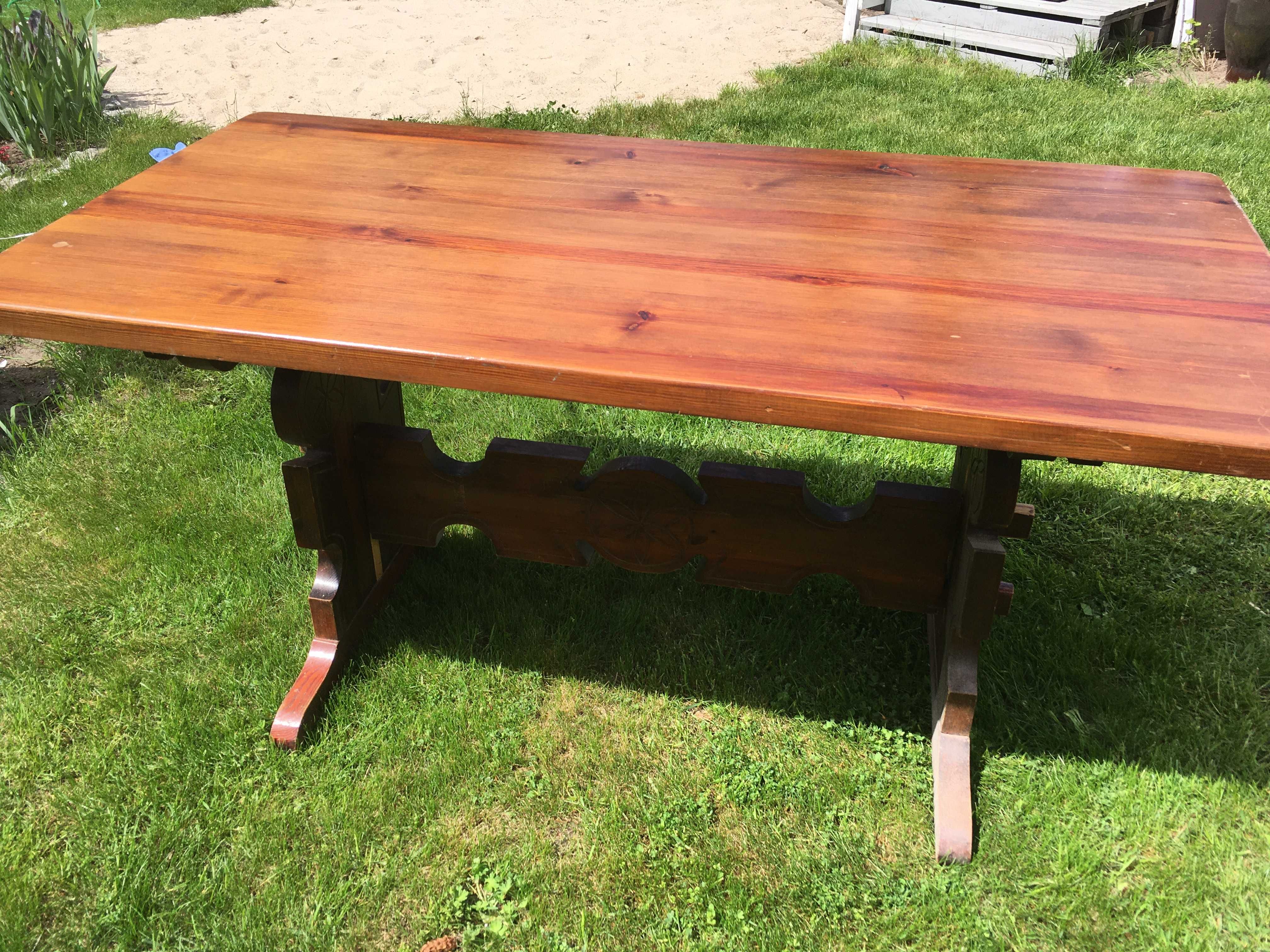 Stół drewniany w stylu zakopiańskim.