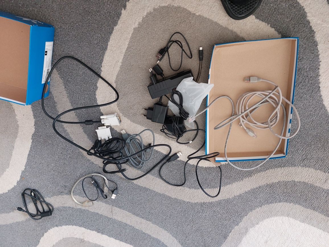 Klawiatura myszka akcesoria elektroniczne.