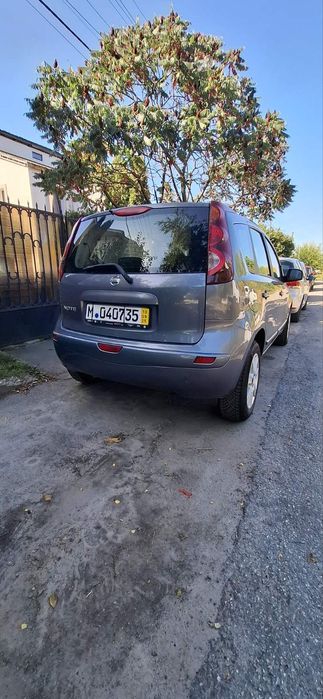 Нісан ноте 2009 .