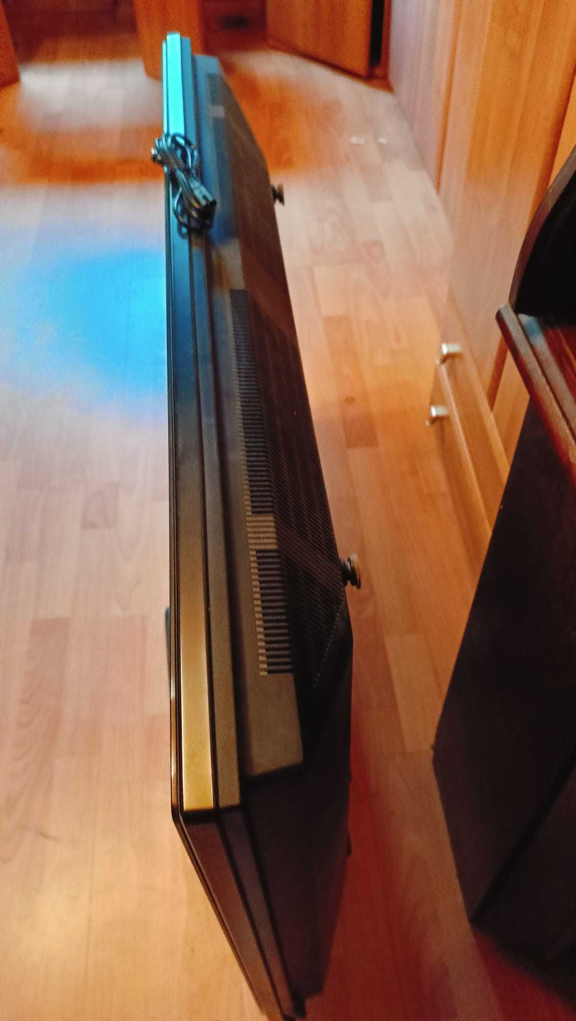 Telewizor PHILIPS 42' cale umiarkowanie płaski.